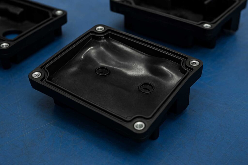 Exemplo de defeitos em peça plástica causados por erros em moldes de injeção.