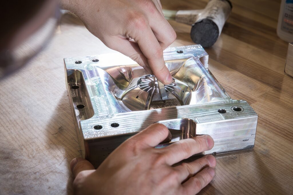 Retrabalho e ajuste fino em molde de injeção