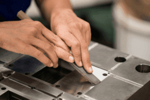 Foto de um molde passando por ajustes