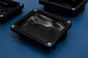 Exemplo de defeitos em peça plástica causados por erros em moldes de injeção.