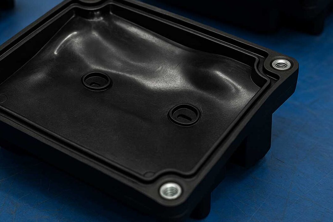 Exemplo de defeitos em peça plástica causados por erros em moldes de injeção.